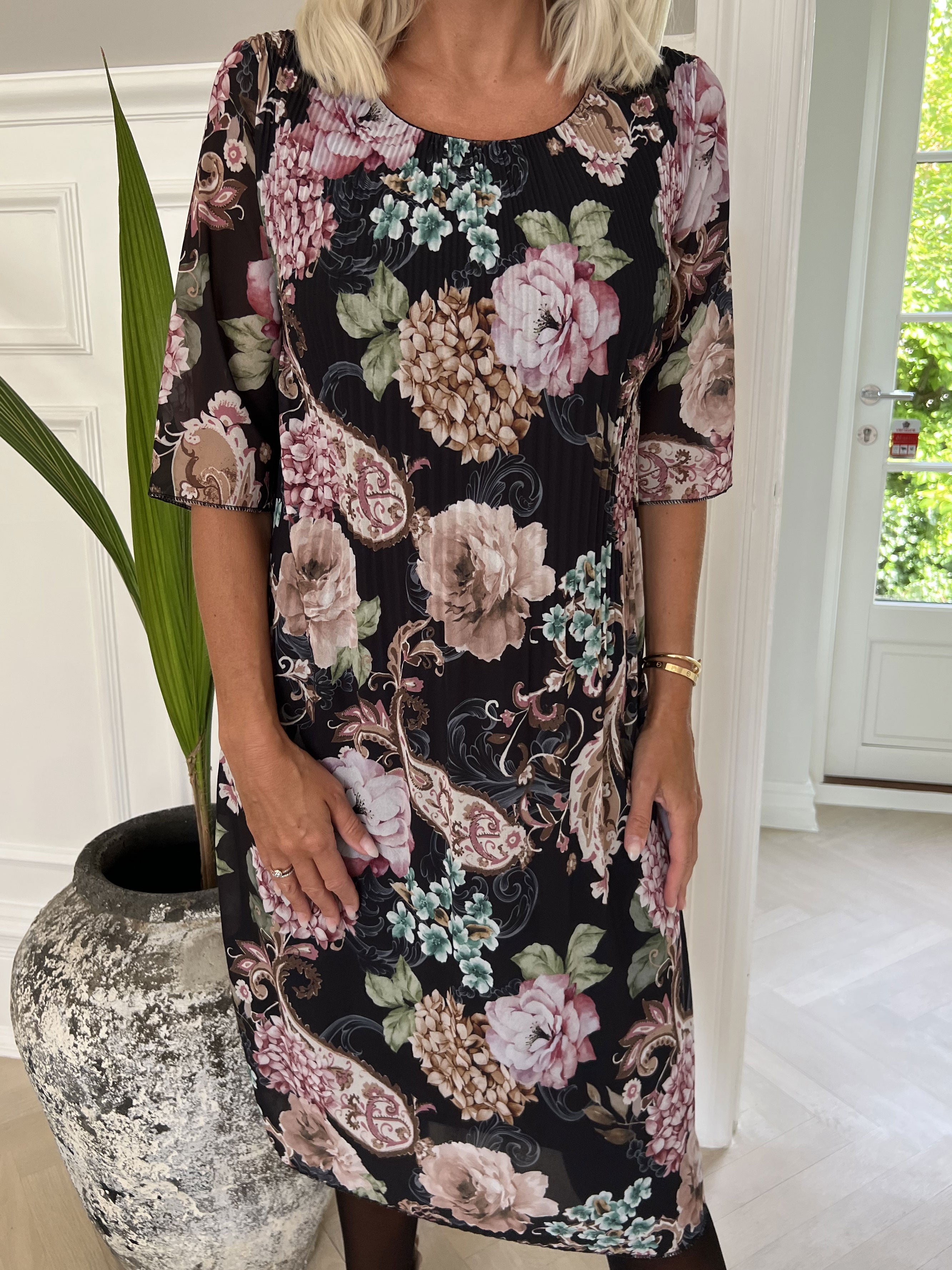 Zion Flower - Plisseret kjole med blomsterprint